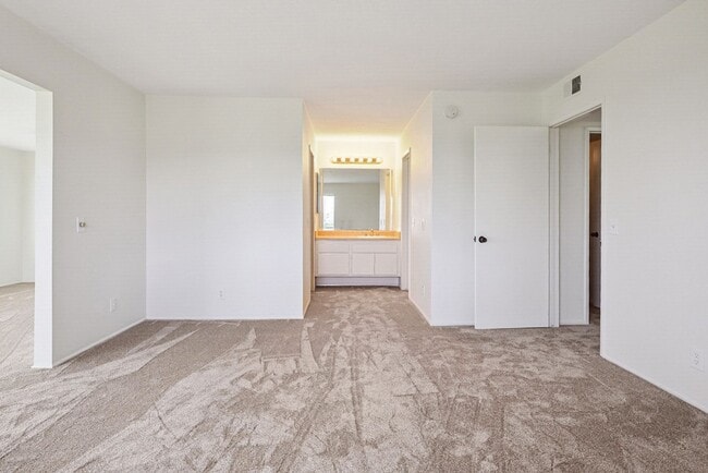 Building Photo - Beautiful Ocean & Golfcourse View!