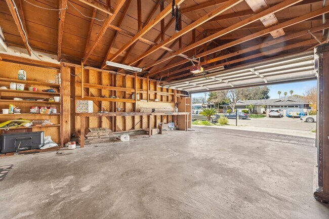 Building Photo - Spacious 4BD 2BA House With Perfect Private Backyard and Solar Panels  in Simi Valley