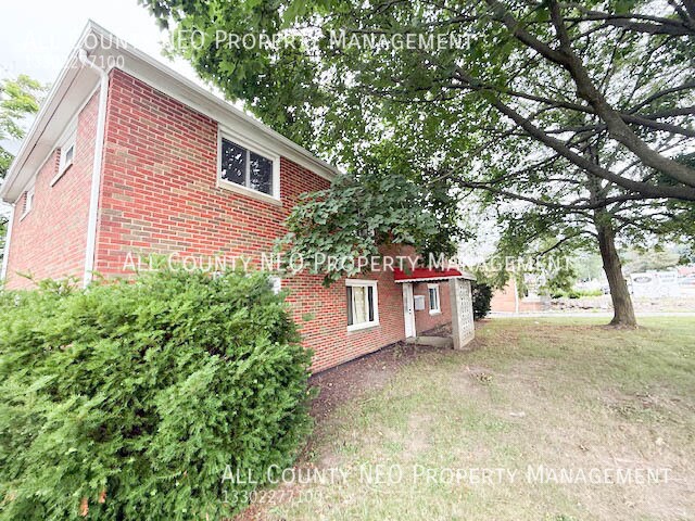 Building Photo - 1737 Portage Trail