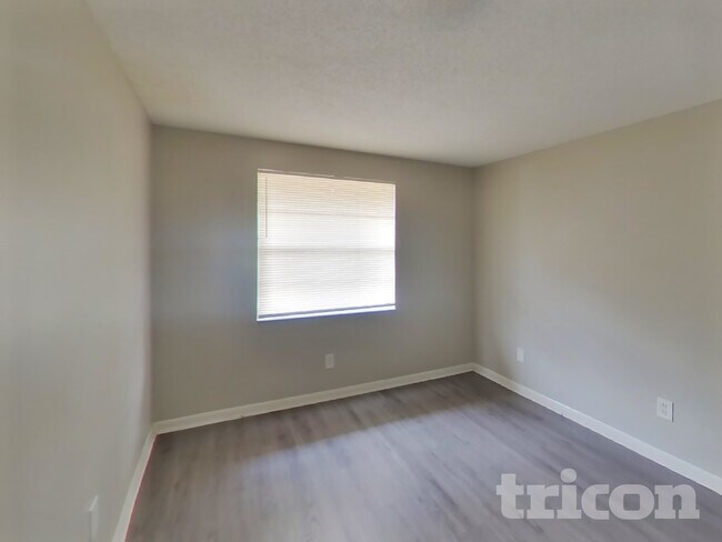 Building Photo - 1203 Seffner Valrico Rd