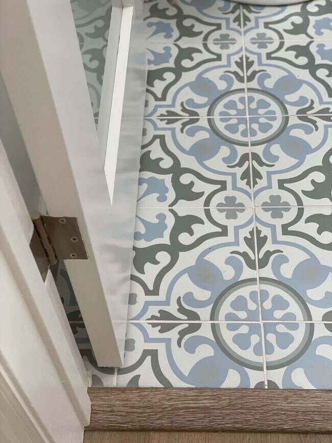 Beautiful new tiles in the bathroom - 11025 Kittridge St