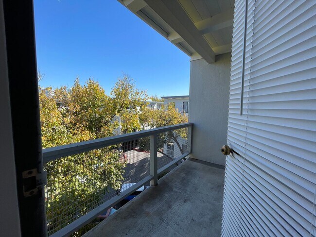 Building Photo - $500 OFF FIRST MONTH RENT!!! AVAILBLE NOW! TOP FLOOR Condo Available in Watergate Community/Emery...