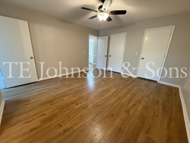 Building Photo - Charming 3-Bedroom with Fireplace & Modern...