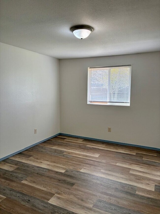 Building Photo - Charming 3-Bedroom Single-Level Home with Spacious Yard!