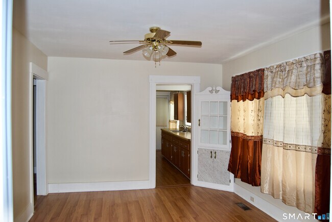 Building Photo - 37 Putnam St