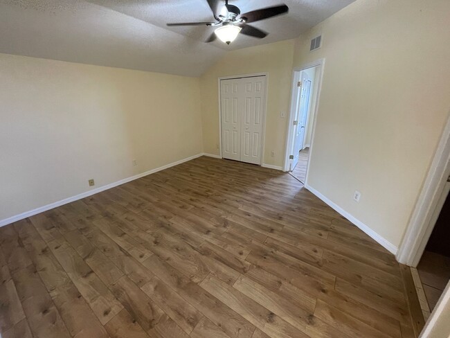 Building Photo - 2 Story, 4/2.5 plus Bonus Room in Great Lo...