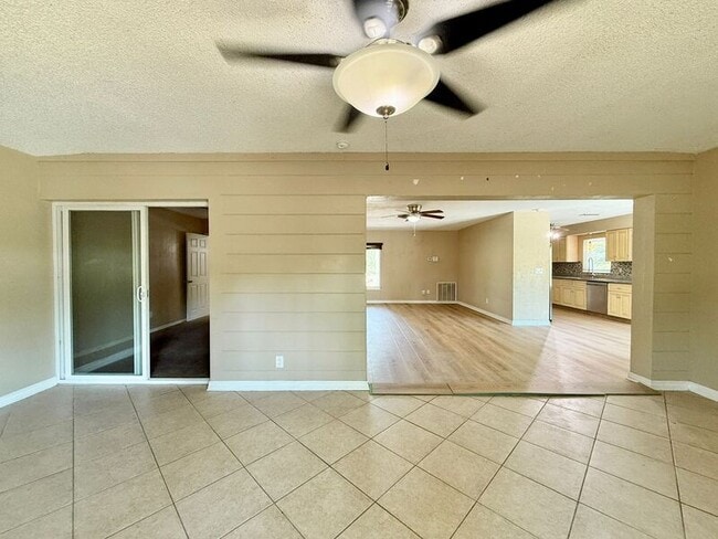 Building Photo - 2565 Granada Cir W