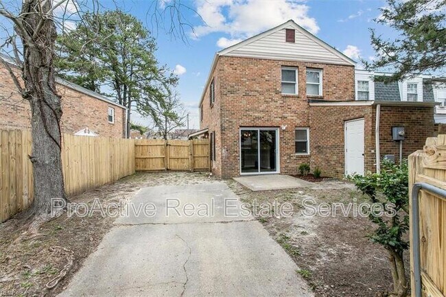 Building Photo - 623 Red Horse Ln