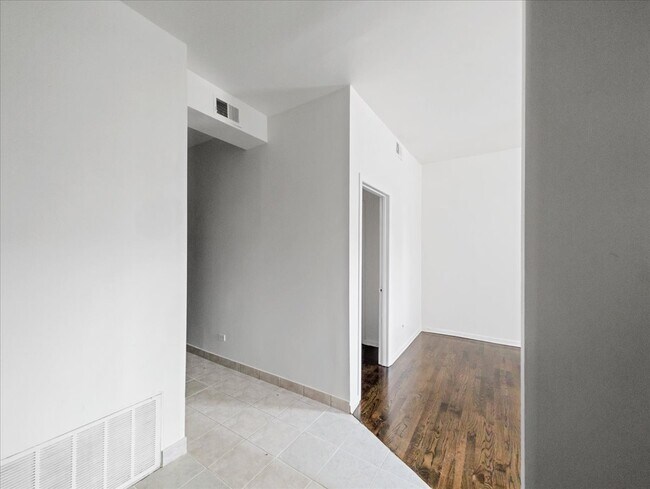 Building Photo - 3135 W Augusta Blvd