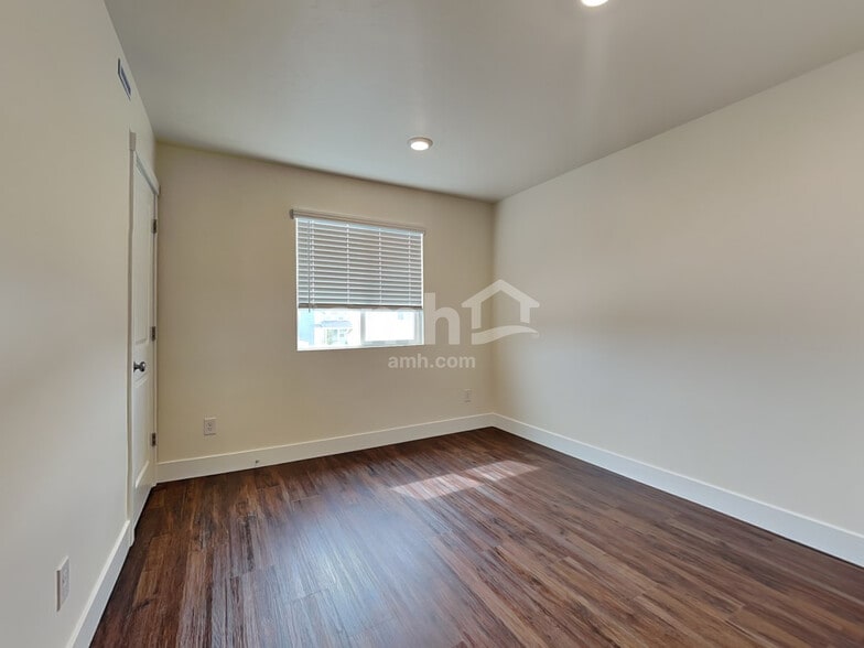 Building Photo - 1067 S Jillian Ave