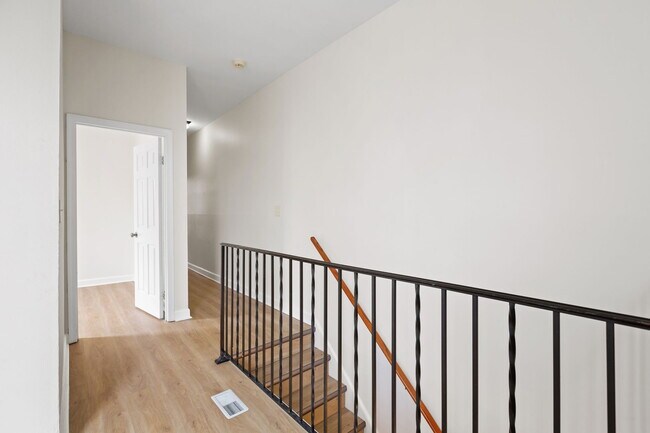 Building Photo - 2005 Lynch St