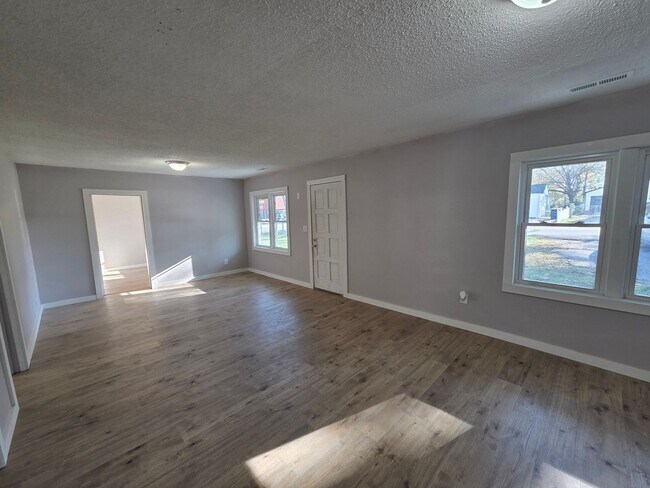 Building Photo - Charming 3-Bedroom Ranch Home with Fenced ...