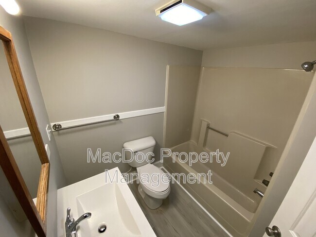 Building Photo - 210 Milford St