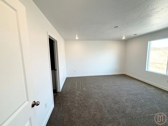 Building Photo - LIKE NEW Home in Long Valley!