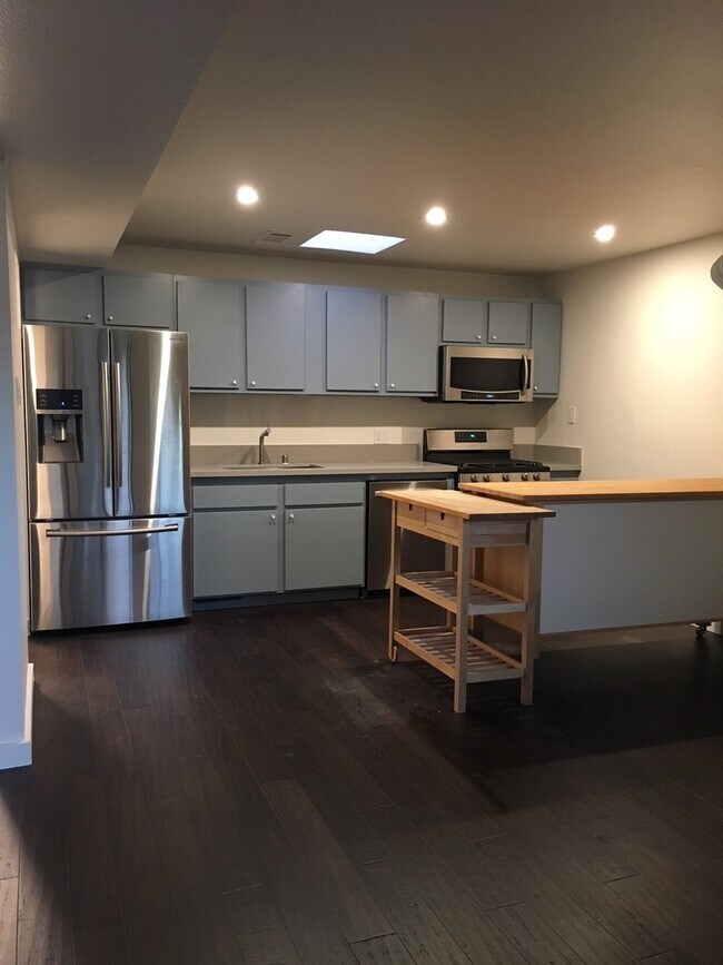 Building Photo - Super cute 2/2 (COMPLETELY UPGRADED)!!  Please read entire ad for showings!
