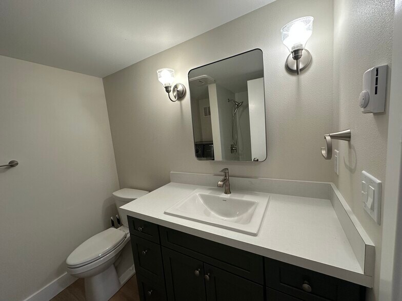 Building Photo - 2412 Columbia St SW