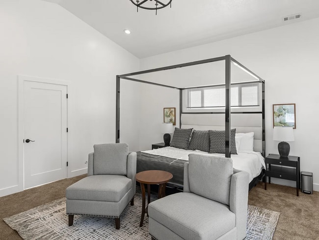 Building Photo - Fully Renovated 5-Bed Home with RV Parking & Garage | Sandy