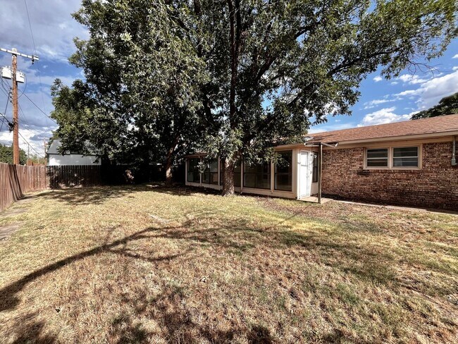 Building Photo - Amazing 4/2.5 in Prime Location! Minutes from Texas Tech and Hospitals!
