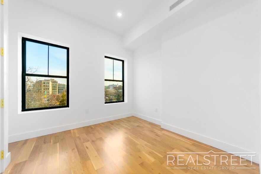 Building Photo - Stunning Penthouse 3 bed 3 Bath with Private Roof & WD in unit and more!