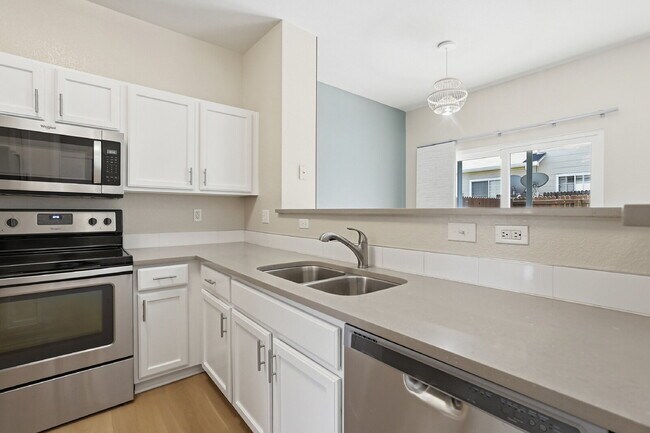 Building Photo - $2,735.95 - 3 Bed, 2.5 Bath Townhome in Aurora with In Unit Laundry!