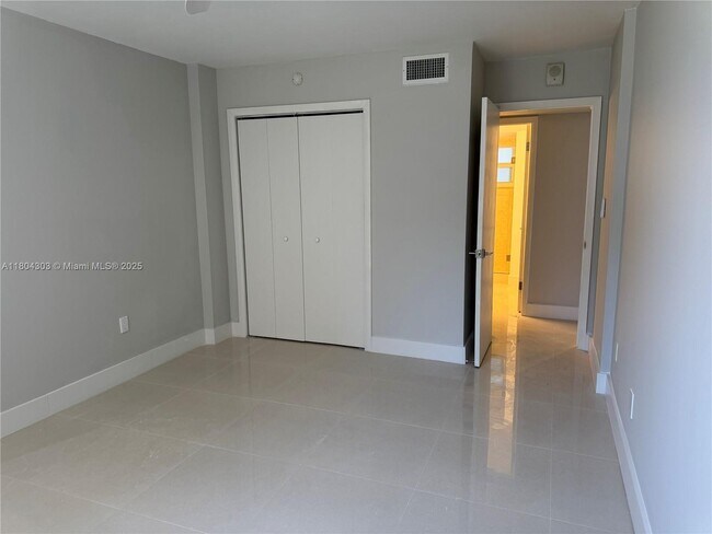 Building Photo - 16450 Miami Dr