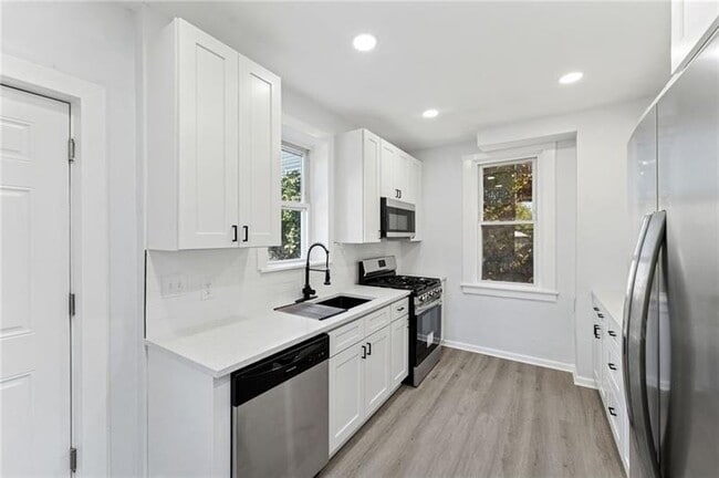 Building Photo - 233 E 19th Ave