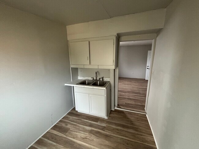 Building Photo - 14 E 6th Ave