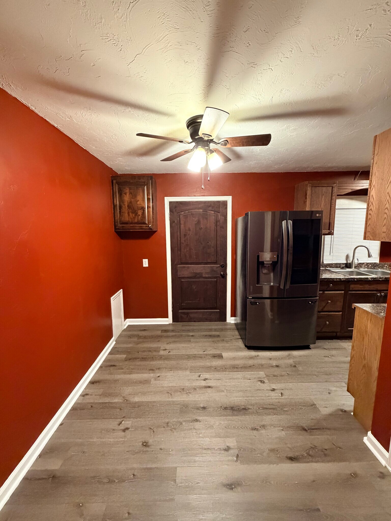 Building Photo - 933 E 13th St