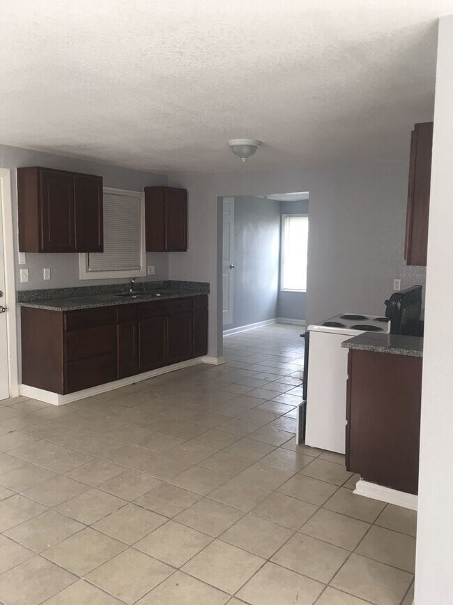 Building Photo - Huge Property located near the historic Downtown District of Galveston!!