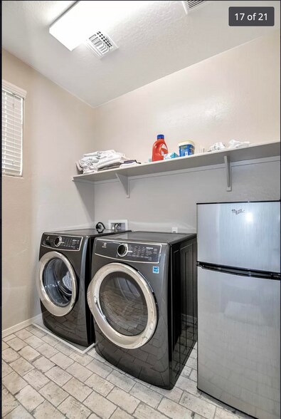 Building Photo - 1545 W Marlin Dr