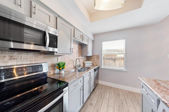 Building Photo - 7700 Creekbend Dr