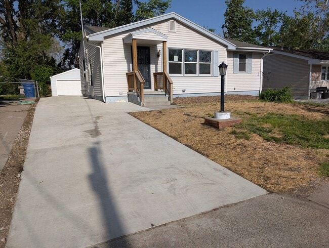 Building Photo - 3 Bedroom, 1 Bathroom house with garage an...