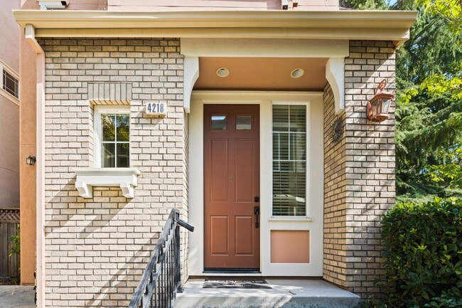 Building Photo - VERSATILE LUXURY LIVING IN RIVERMARK CORNE...