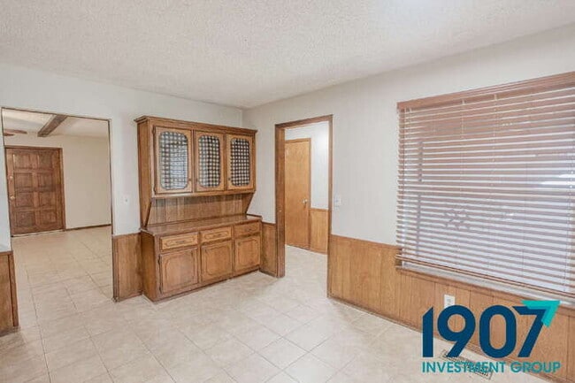 Building Photo - SPECIAL OFFER! Move In Now & Get 50% Off Your First Month's Rent!  Spacious 5-Bedroom Home in OKC...