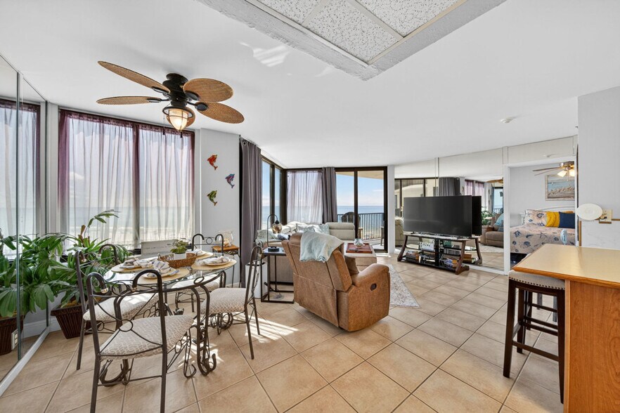 Building Photo - 9850 S Thomas Dr