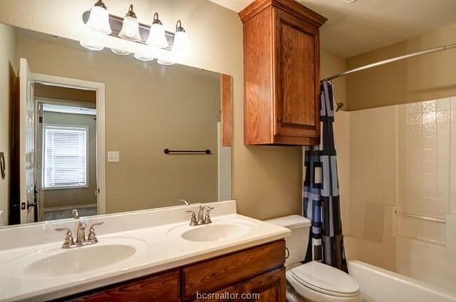 Building Photo - Available August 2026! Beautiful 5 Bed/4 B...