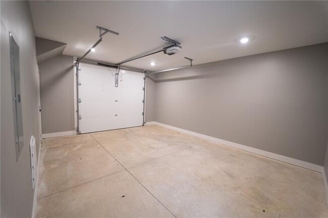 Building Photo - 1052 Fraser St