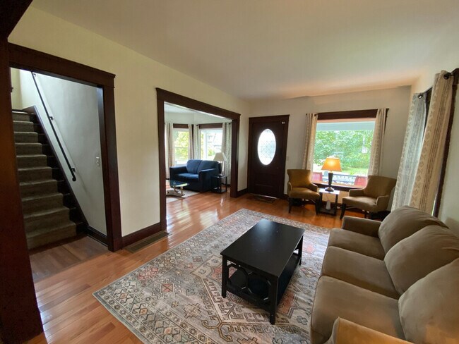 Building Photo - 1520 Maple Rd