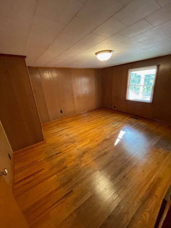 Building Photo - 2 Bedroom / 1 Bath  Kingsport, TN