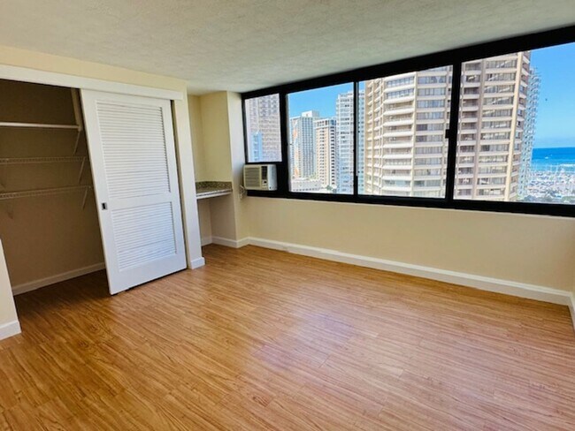 Building Photo - The Windsor, Renovated 1/1/1, prime Waikik...