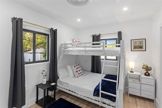 Building Photo - 719 NE 36th St