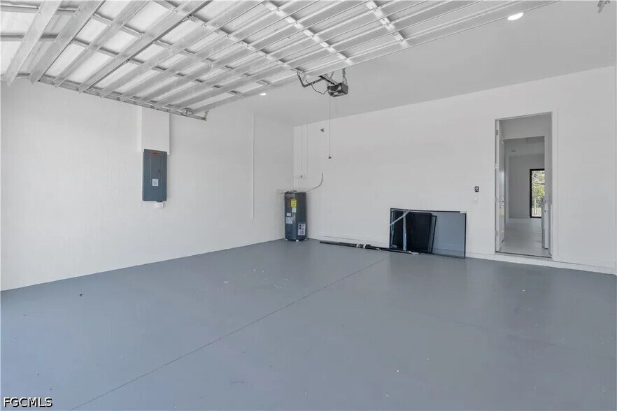 Building Photo - 1021 Chiquita Blvd S