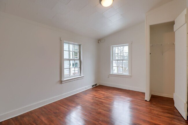 Building Photo - Available Now! 2 Bedroom House with Parkin...