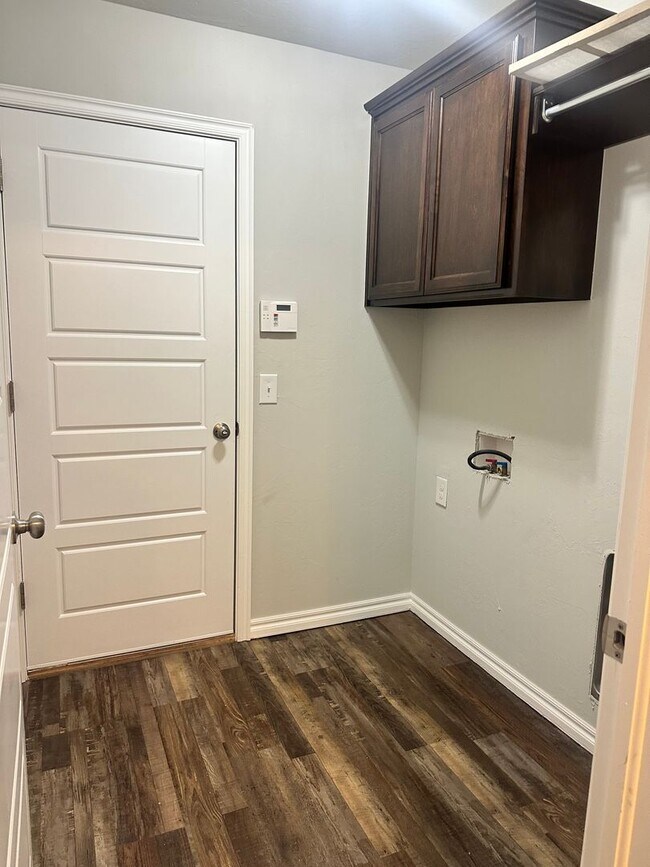 Building Photo - FIRST MONTH FREE! Great Location!