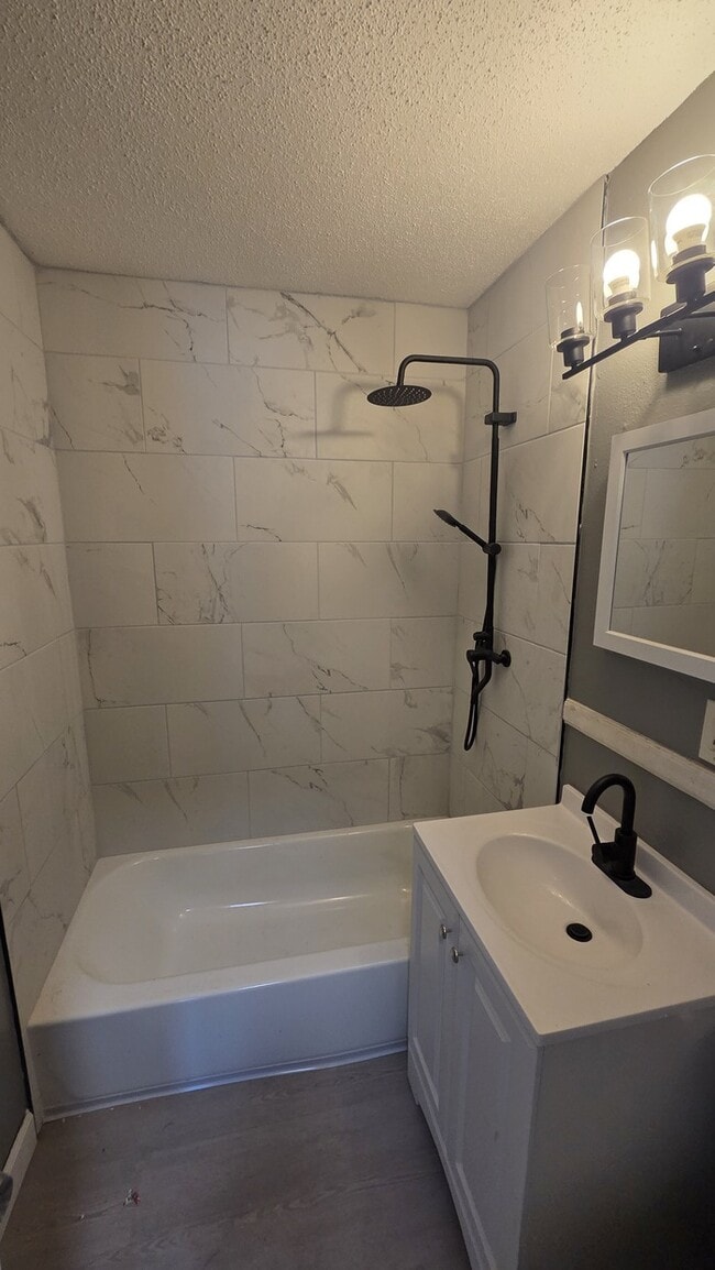 Building Photo - Section 8 Welcome 2 bed 1 bath duplex