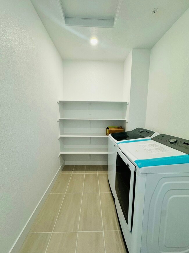 Building Photo - 268 N Oceanside Dr