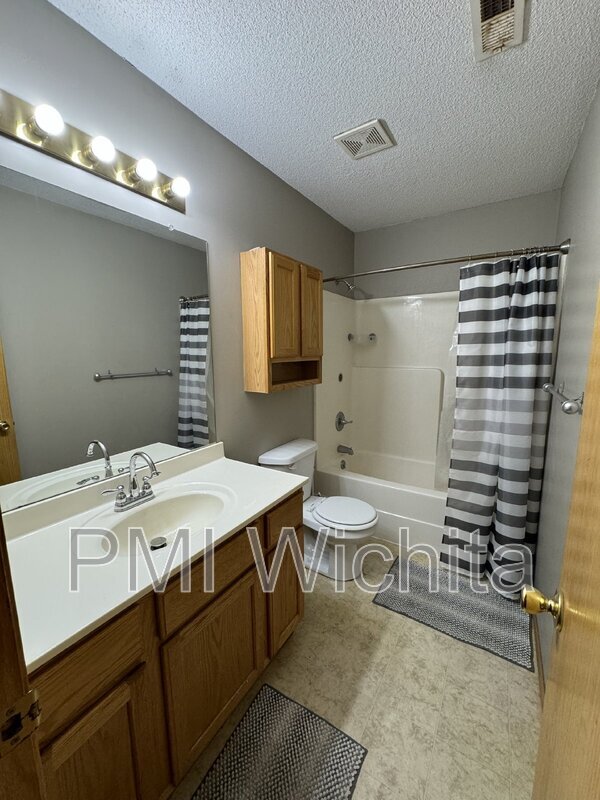 Building Photo - 107 S Gordon St