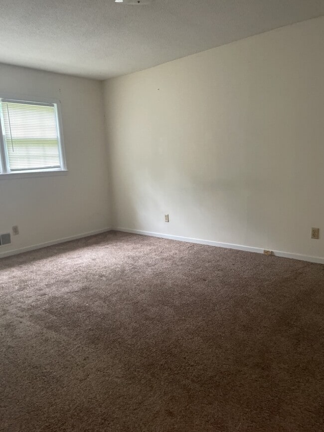 Building Photo - 717 Meadowbrook Dr