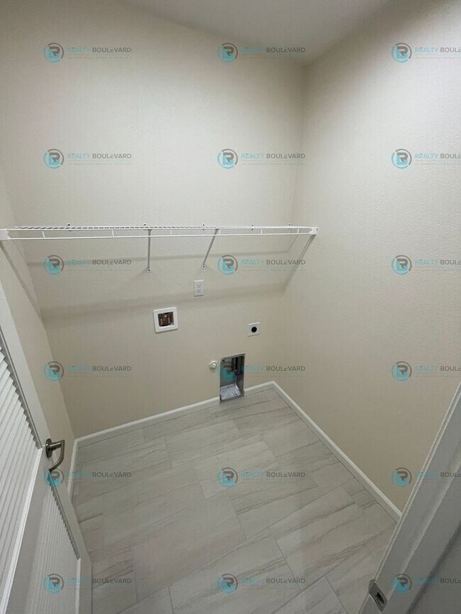 Building Photo - Half month FREE!!! Luxury and Convenience: Fully Equipped 3-Bedroom 2.5 Bathroom 2 car garage Con...