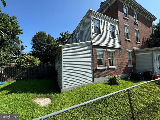 Building Photo - 405 N 2nd St